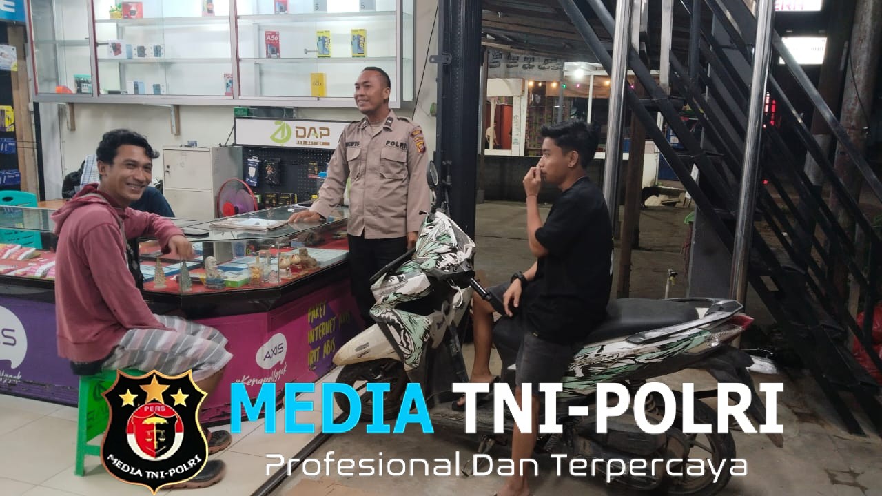 Polisi Sambangi Warga Saat Nongkrong Malam, Jalin Keakraban Lewat Patroli Humanis