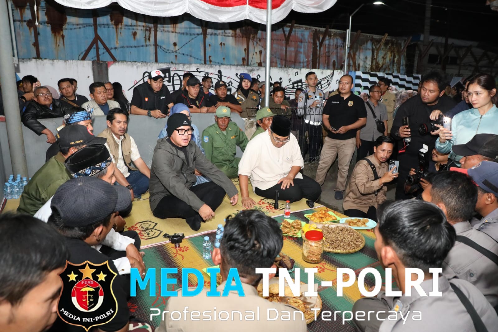 Aktivasi Siskamling, Wamen Bima Arya “Ronda” Bareng Wali Kota Bandung