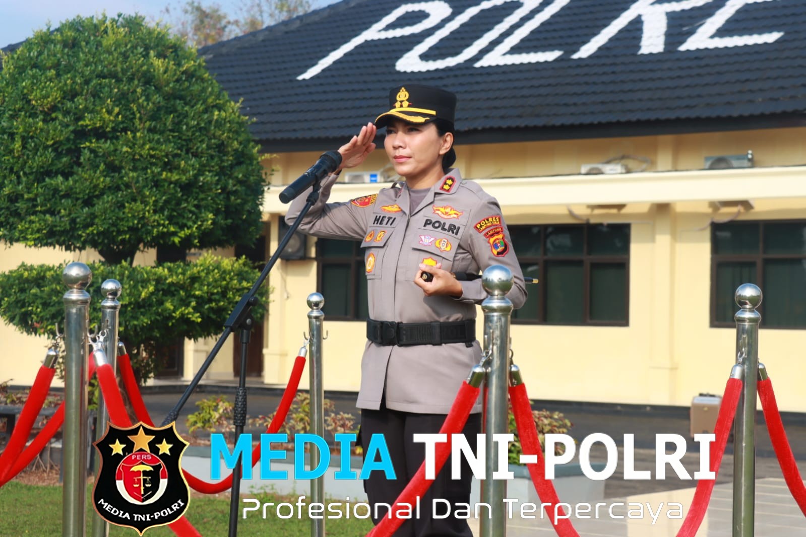 Kapolres Lampung Timur Pimpin Upacara Hari Olahraga Nasional ke-42 dan Berikan Penghargaan kepada Personel Berprestasi