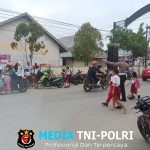 Untuk Mengurai Kemacetan Dipagi Hari Aipda Hengki Laksanakan Kegiatan Pengaturan Arus Lalu Lintas Di Depan Persekolahan