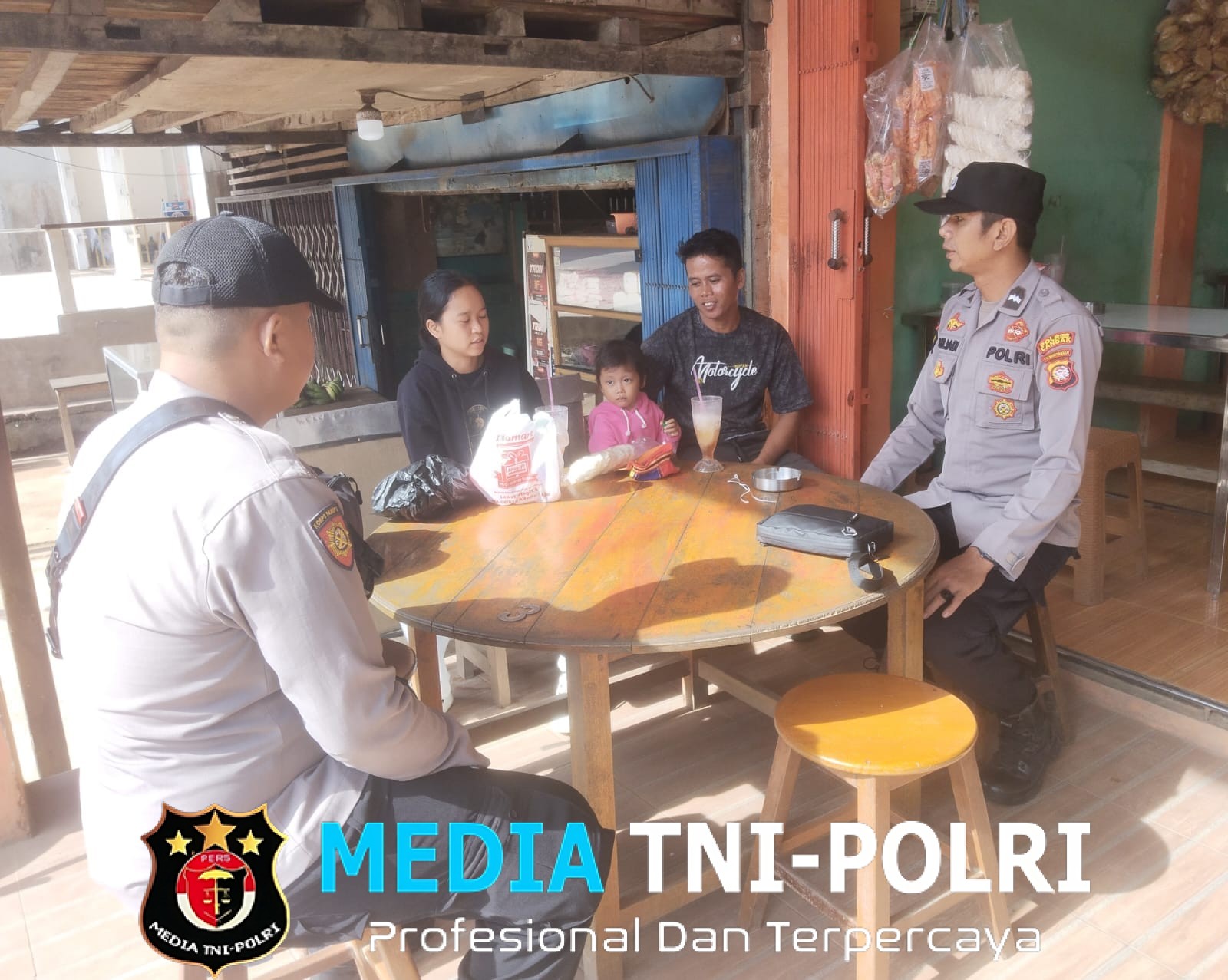 Memberikan Imbauan Kepada Warga Saat Samapta Polsek Menyuke Laksanakan Patroli Siang