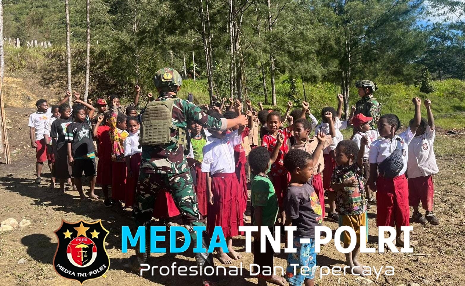 Satgas Yonif 700/WYC Didik Siswa SD Mayuberi dengan Semangat Disiplin Melalui PBB