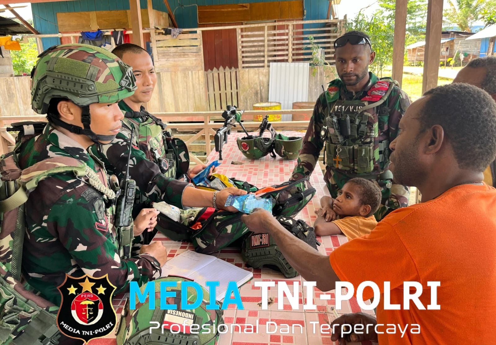 TNI Hadir di Kalomdol Pos Selal Layani Kesehatan Masyarakat Perbatasan Papua