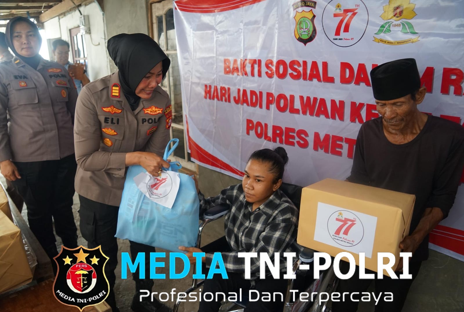 Hari Jadi Polwan ke-77 Wakapolres Metro Bekasi Serahkan Kursi Roda untuk Rohati, Penyandang Disabilitas di Tarumajaya