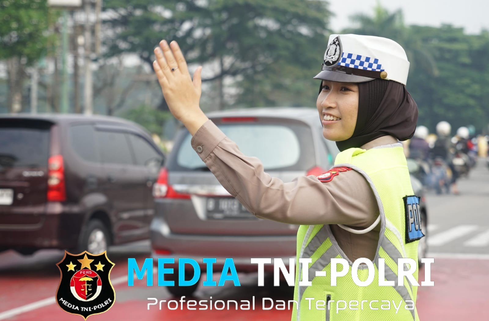 Hari Jadi Polwan ke-77, Kapolres Metro Bekasi Gelar Yanmas Pagi di TL Pos Lantas Jurong, Bagikan Bingkisan