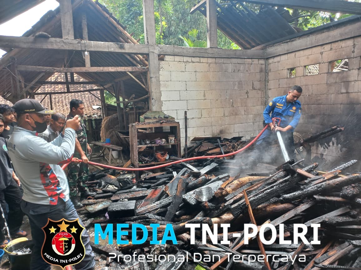 Rumah Warga Pojok Nyaris Ludes Terbakar, Babinsa & Warga Sigap Padamkan Api