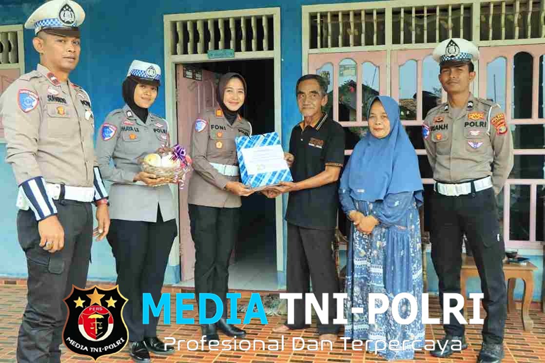 Personel Satlantas Polres Tulang Bawang Barat Melaksanakan Kegiatan Anjangsana ke Rumah Purnawirawan Polri