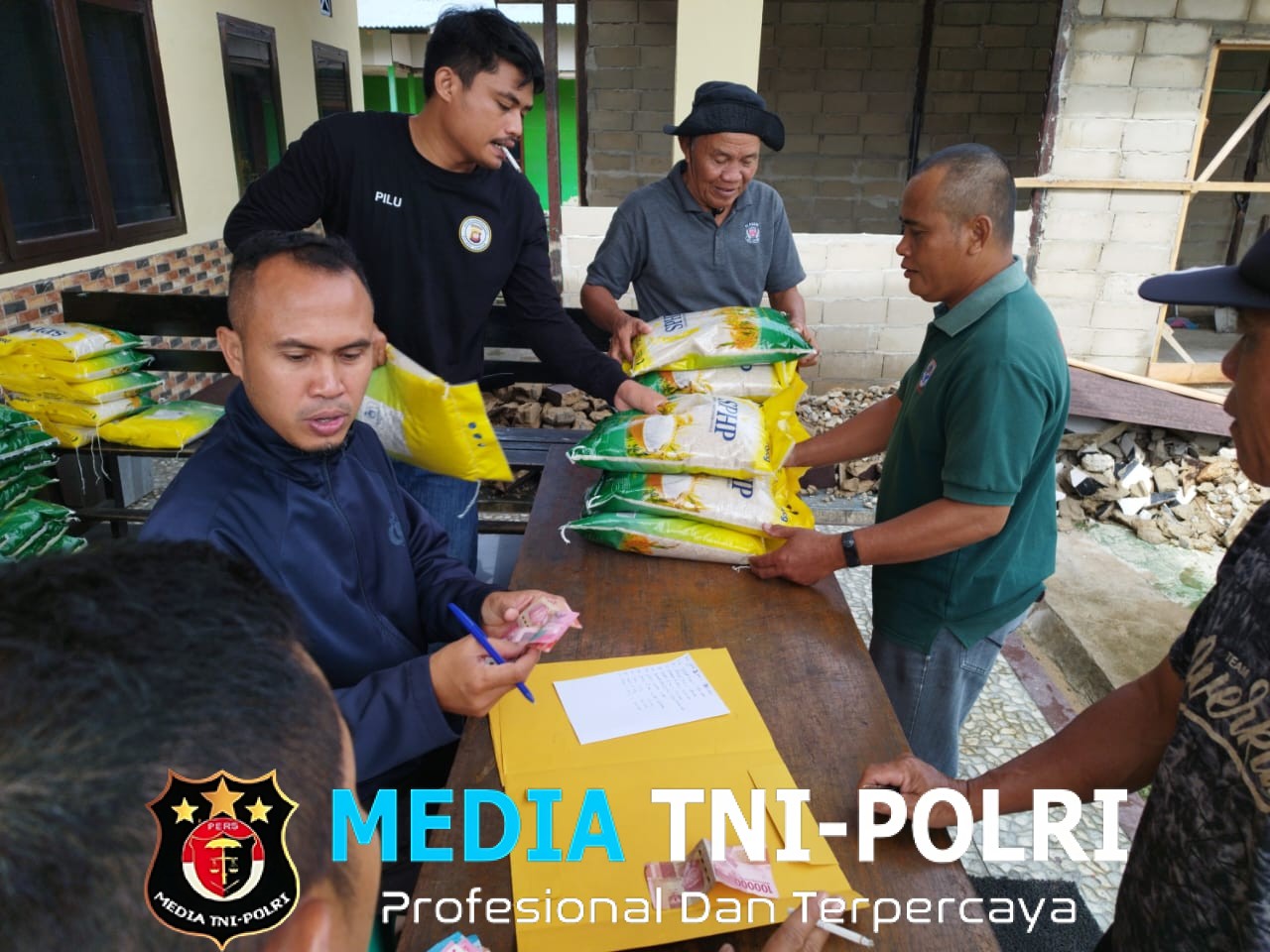 Polsek Mempawah Hulu Kembali Jual Beras SPHP Dukung Gerakan Pangan Murah