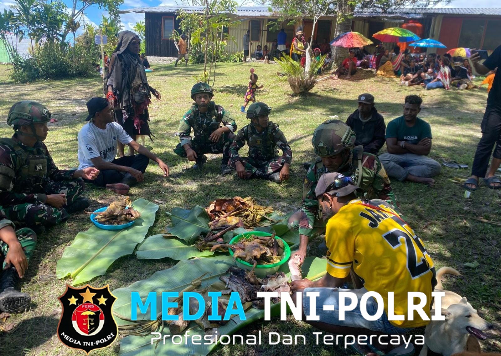 Tradisi Bakar Batu Satgas Yonif 521/DY Hadiri Acara Peringati 60 Tahun Turunnya Injil di Tanah Apalapsili