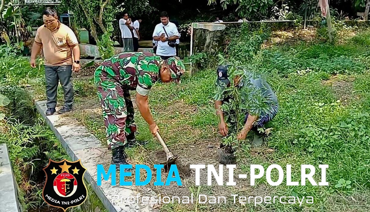 Babinsa Ngadirejo Ajak Warga Tanam Pohon Saman Untuk Lestarikan Sumber Mata Air