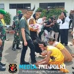 Disambut Prosesi Adat Injak Piring, Pangdam Kasuari dan Ketua Persit KCK Daerah XVIII/Kasuari Resmi Jejakkan Kaki di Bumi Kasuari