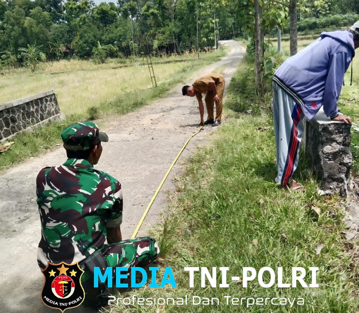 Babinsa Andong Dampingi Survei Jalan Baru, Dorong Peningkatan Infrastruktur Desa