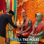 Pangdam Iskandar Muda Mayjen TNI Joko Hadi Susilo Disambut Adat Aceh di Bandara SIM