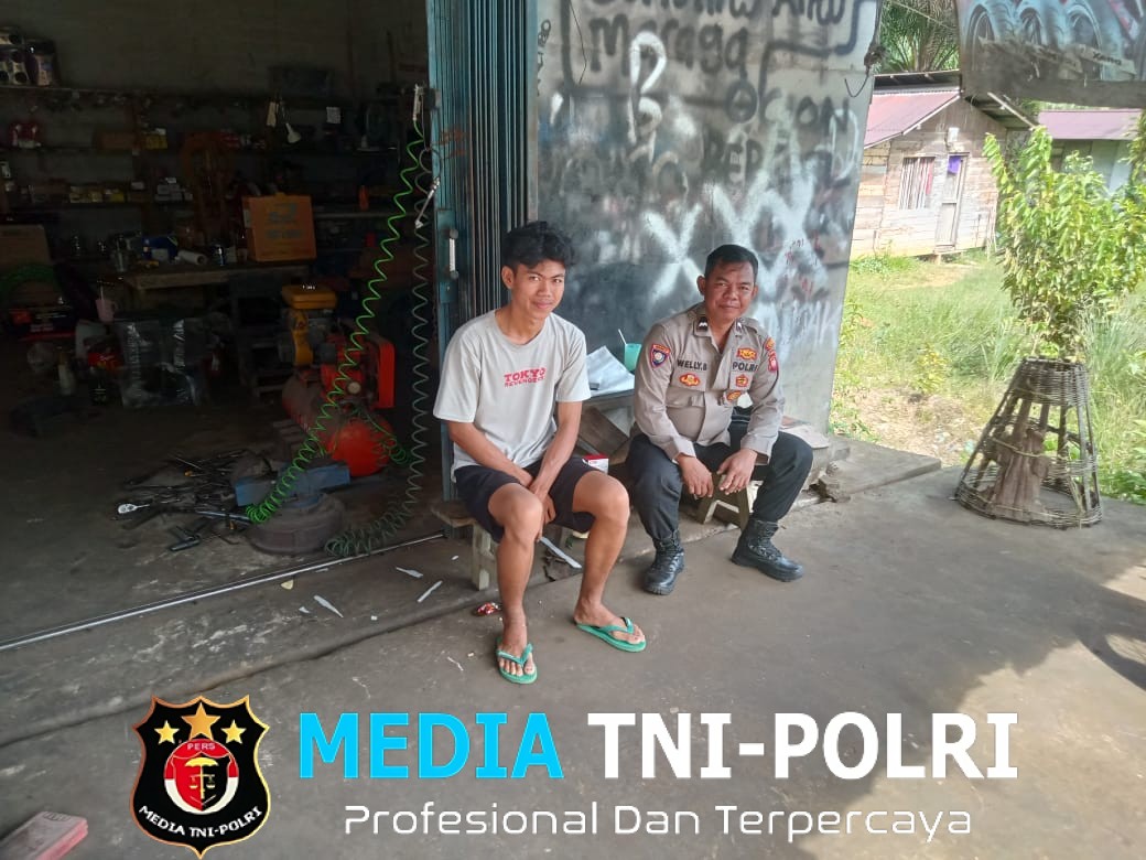 Suasana Akrab, Polisi Ngobrol Santai Bersama Pemuda di Bengkel