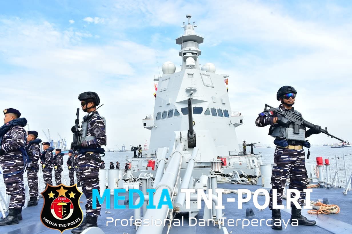 Dentuman Meriam KRI Brawijaya-320 Warnai Hari Jadi TNI AL Di Surabaya