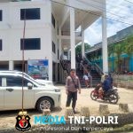 Personil Polsek Ngabang Laksanakan Pengaturan dan Pengamanan Di Depan Masjid Baiturrahman