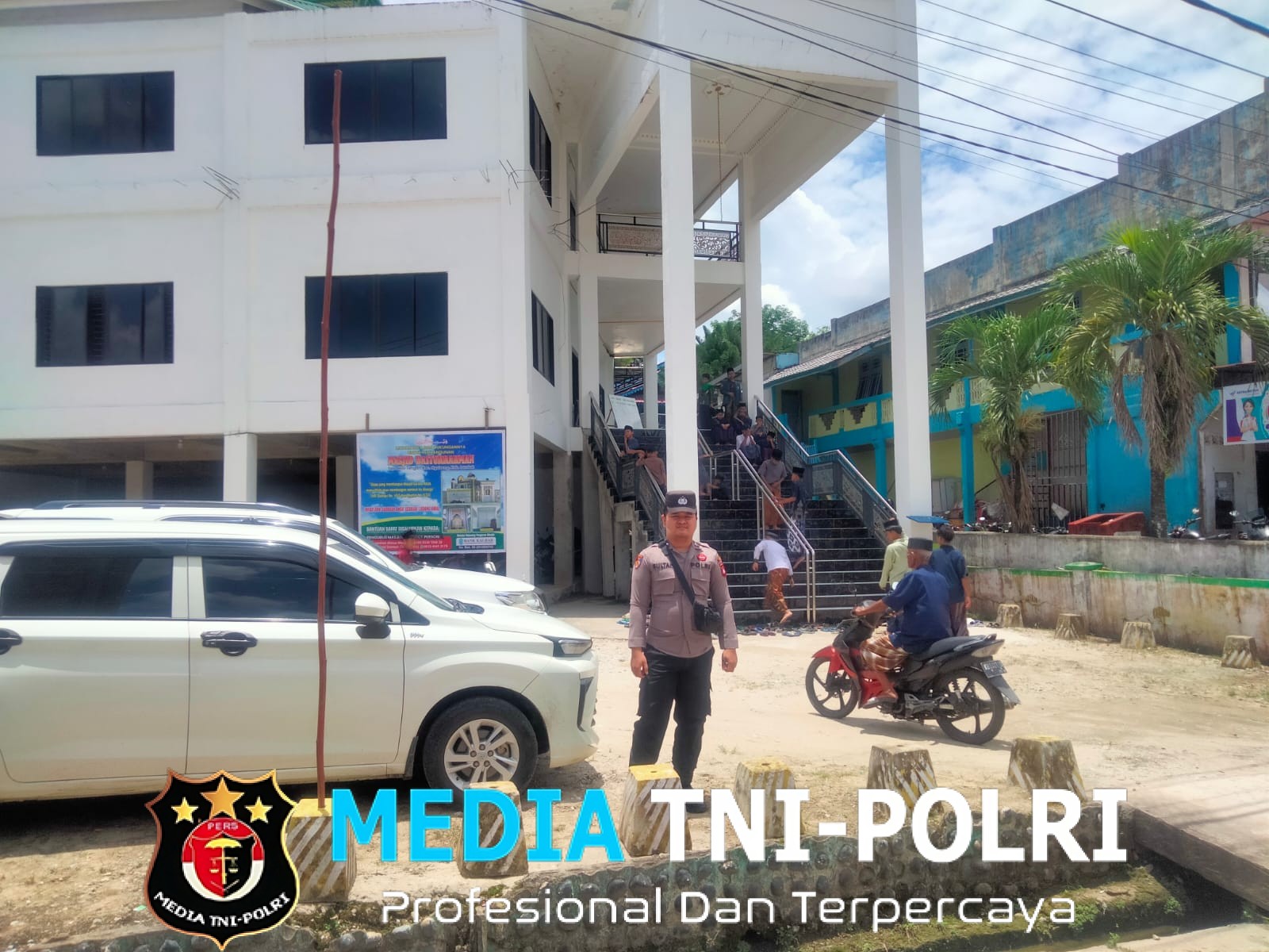 Personil Polsek Ngabang Laksanakan Pengaturan dan Pengamanan Di Depan Masjid Baiturrahman