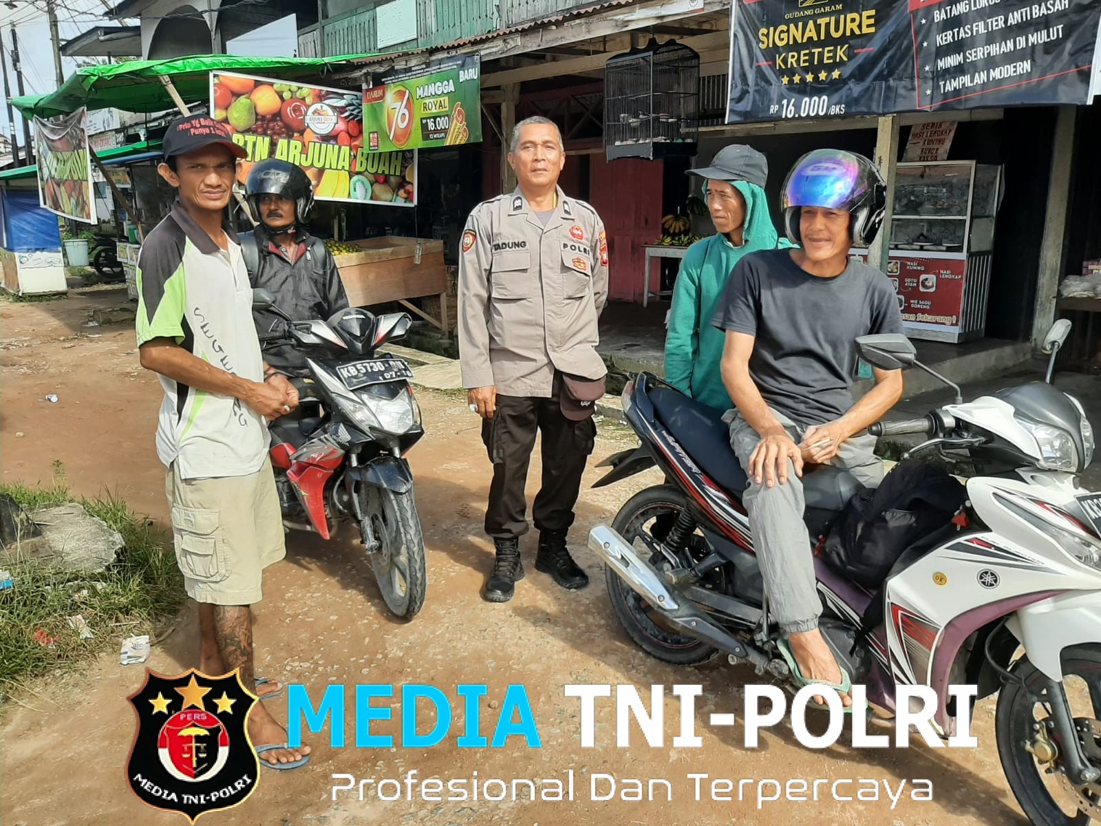 Sapa Pedagang hingga Tukang Ojek, Polsek Mandor Jaga Kamtibmas Lewat Patroli Siang