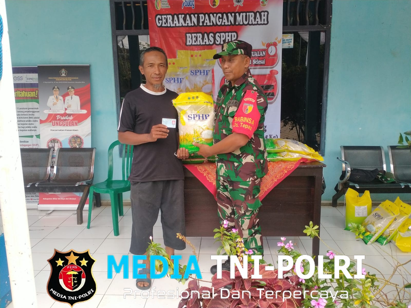 Optimalkan Gerakan Pangan Murah, Babinsa Tepas Hadir Salurkan Beras SPHP Untuk Masyarakat
