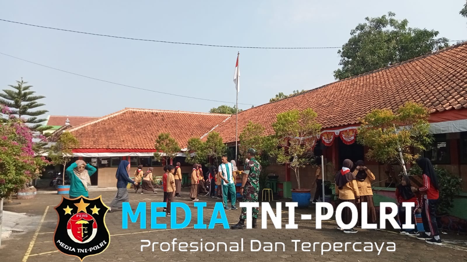 Babinsa Koramil Kemusu Latih Siswa SD Klewor I Tata Cara Pengibaran Bendera Merah Putih