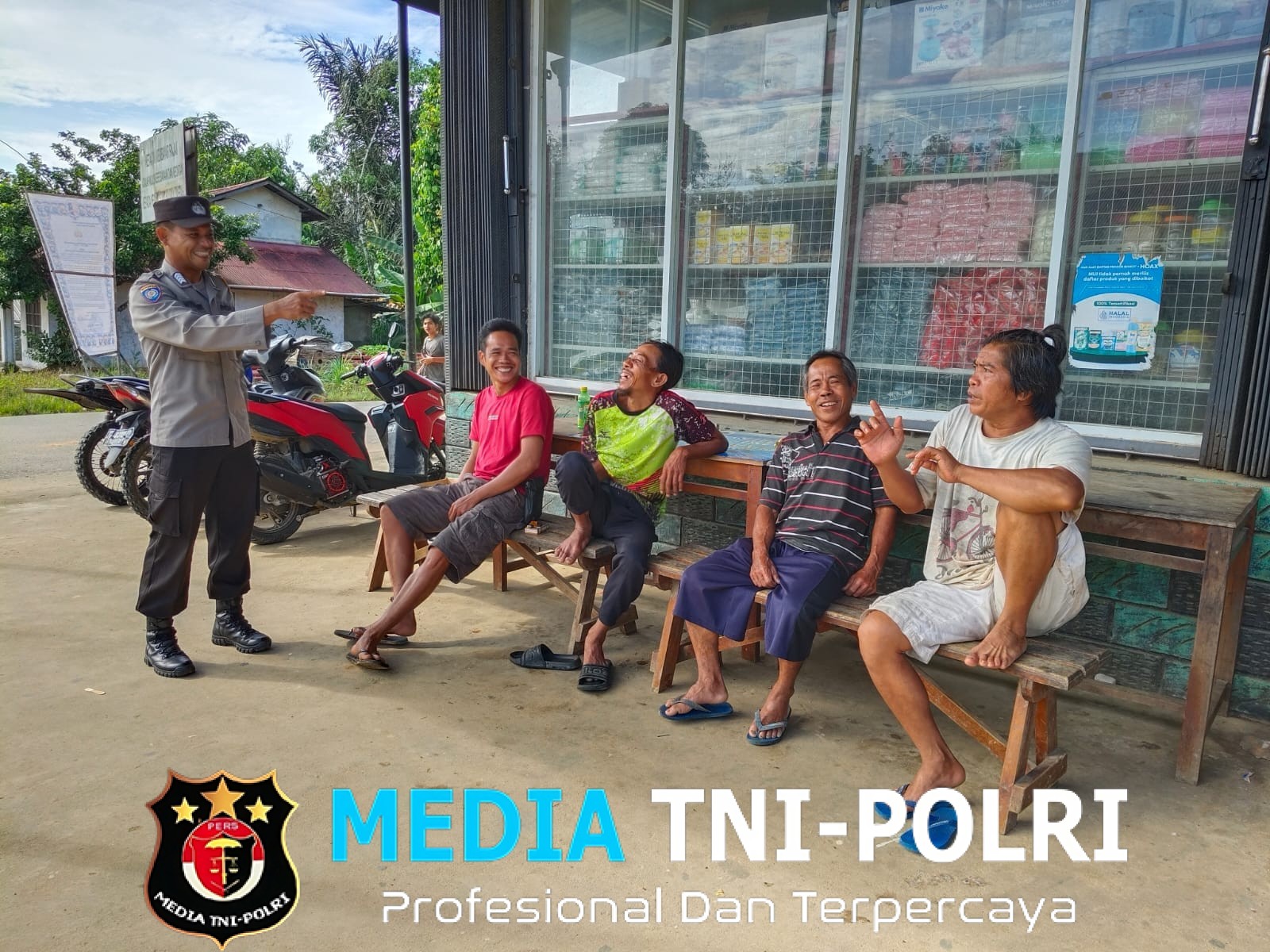 Bangun Keakraban, Polsek Air Besar Laksanakan Patroli Dialogis di Tengah Warga