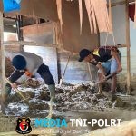 Brimob Polda Lampung Terjunkan Personel Bantu Evakuasi Warga Terdampak Banjir di Lampung Barat