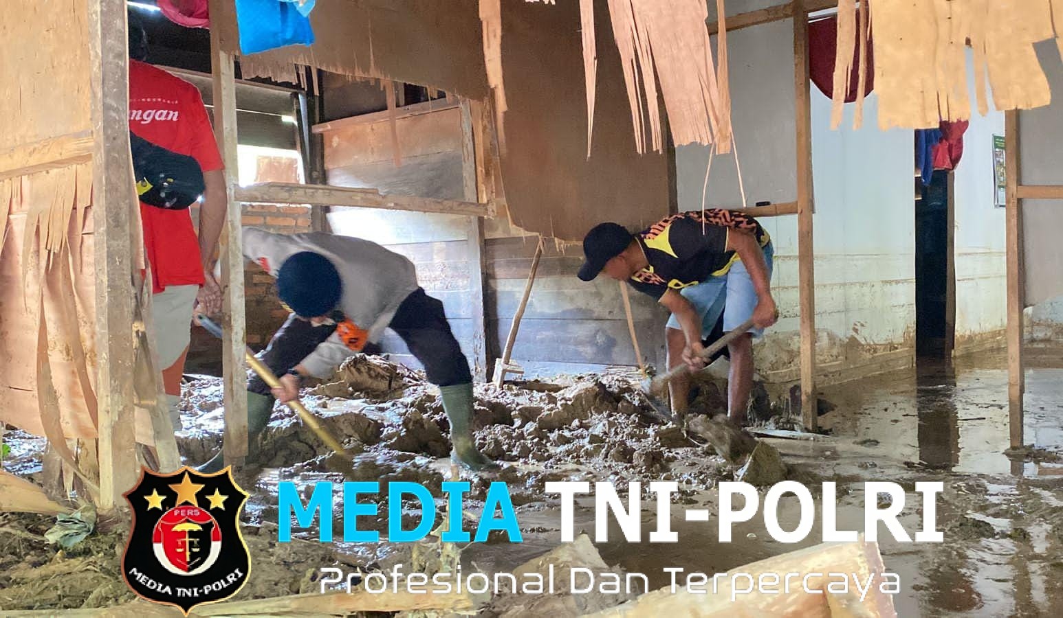 Brimob Polda Lampung Terjunkan Personel Bantu Evakuasi Warga Terdampak Banjir di Lampung Barat