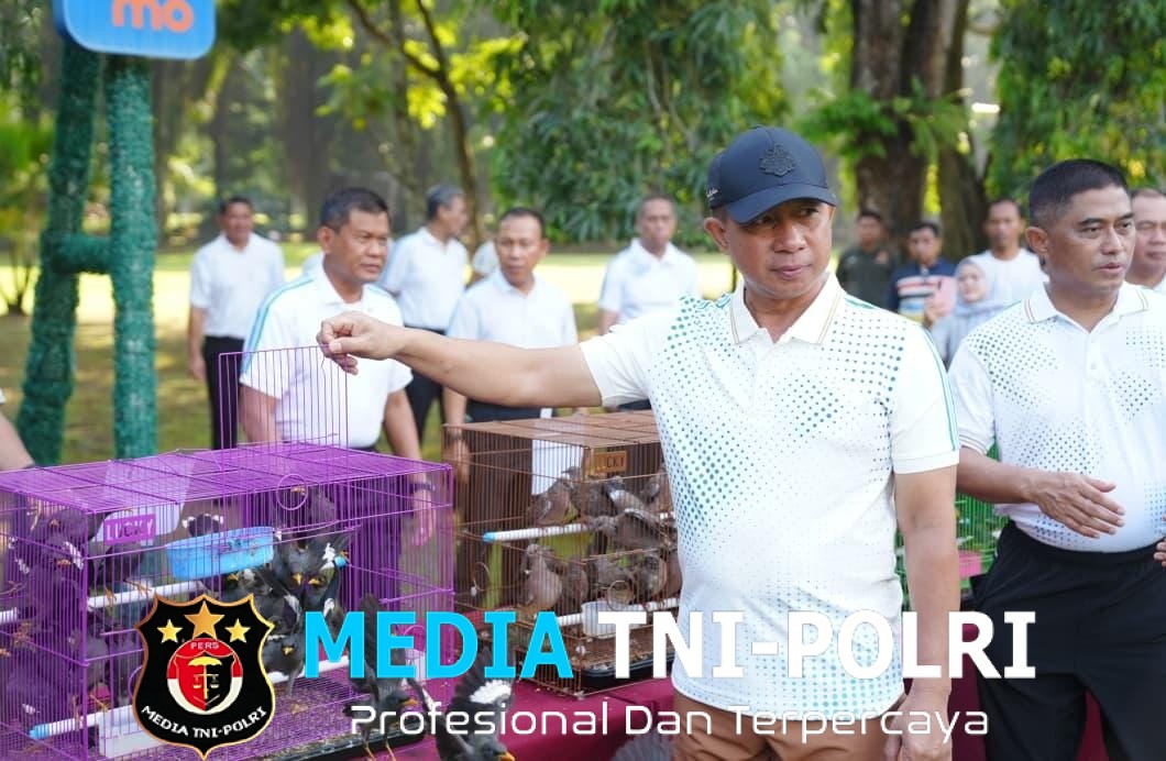 Panglima TNI Bagikan Ratusan Paket Sembako dan Lepas Ratusan Ekor Burung di Mabes TNI