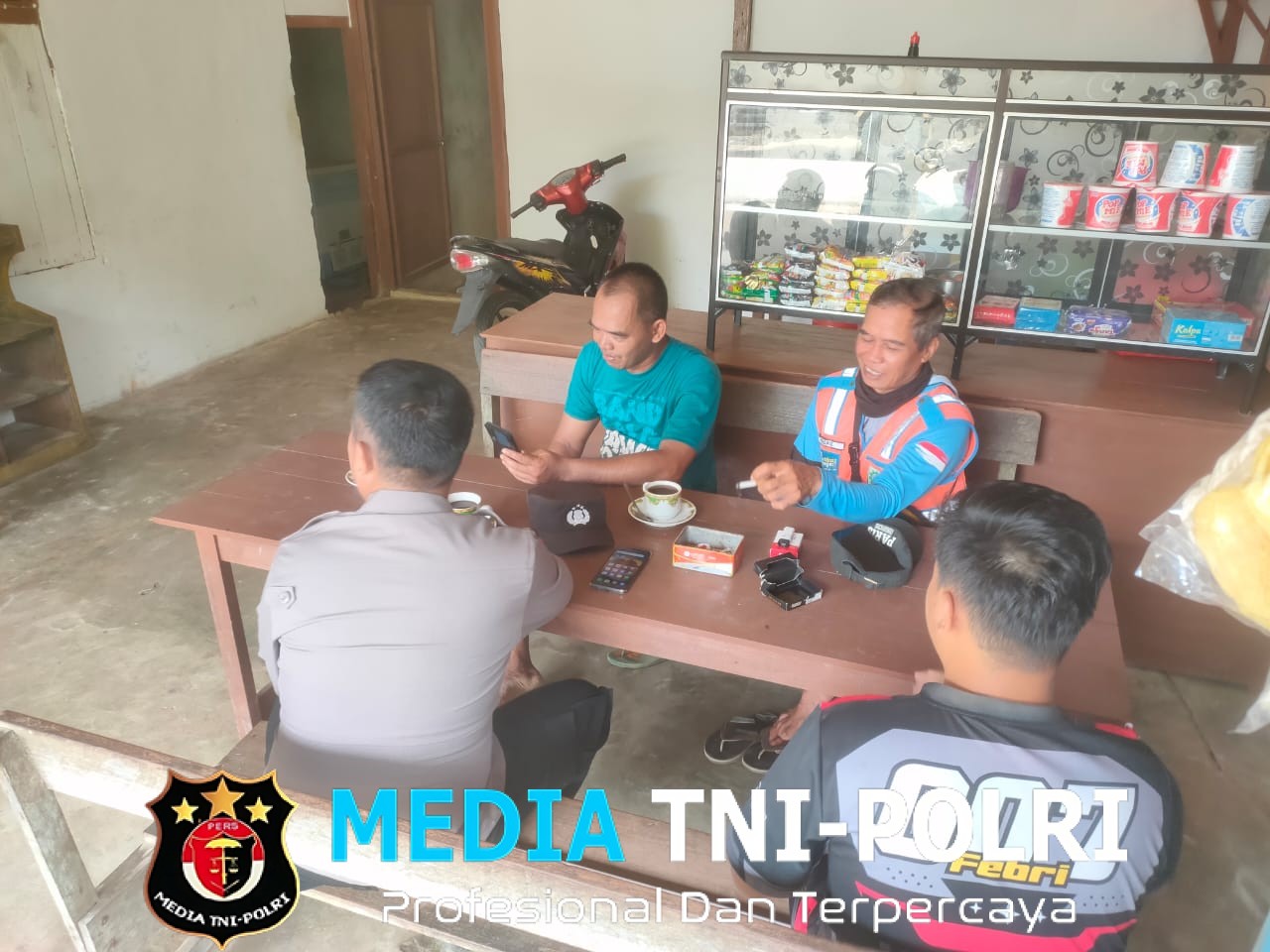 Jalin Silaturahmi, Polsek Air Besar Sambangi Toko dan Warga di Saat Duduk di Warung