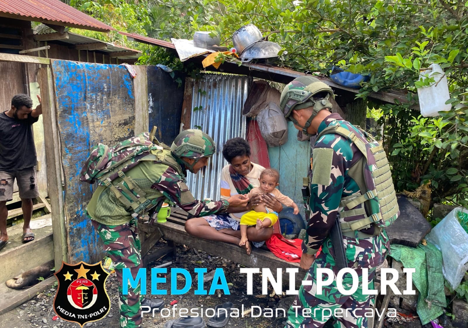 Binter Terbatas Satgas Yonif 521/DY Komunikasi Sosial (KOMSOS) di Kampung Muaranawa