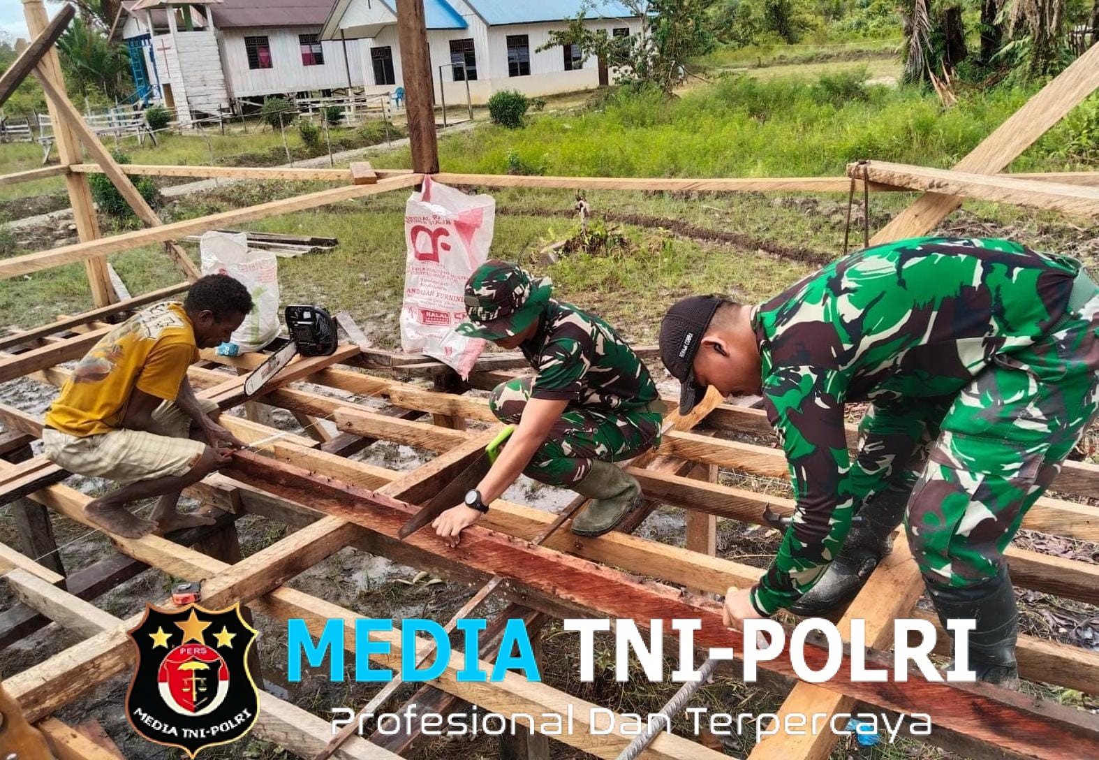 Satgas Yonif 123/Rajawali Bantu Bangun Rumah Pendeta di Kampung Mabul, Distrik Koroway