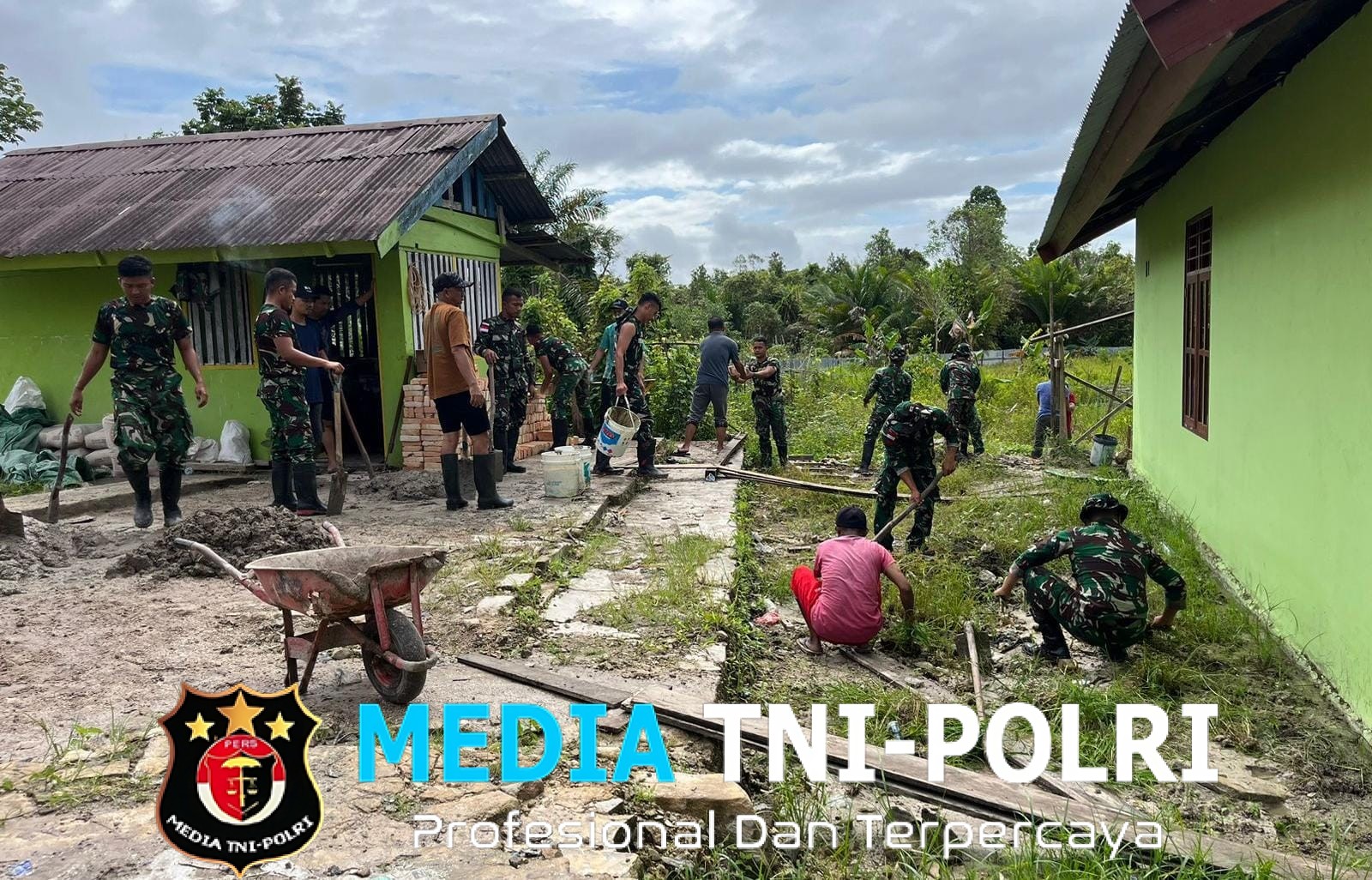 Satgas Yonif 123/Rajawali Gelar Karya Bakti Bersama Warga di Masjid Al-Insan Senggo