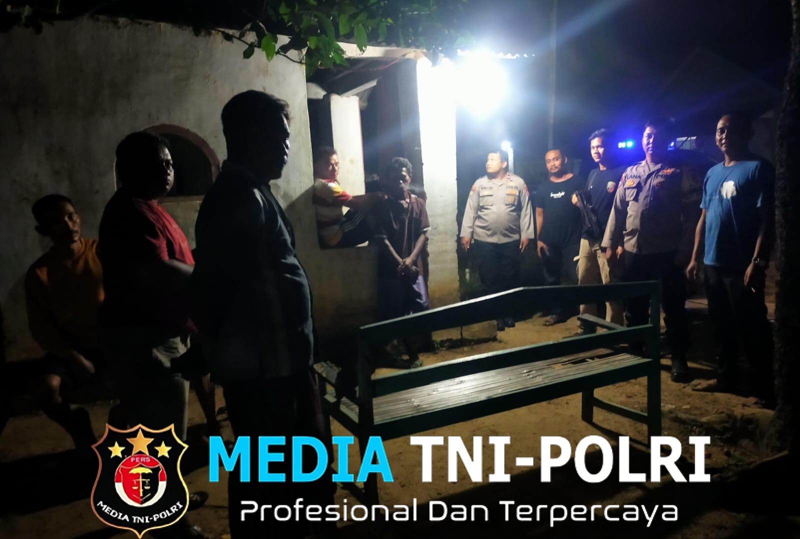 Personil Polsek Gunung Agung Gelar Patroli Siskamling dinihari Guna Cegah Gangguan Kamtibmas