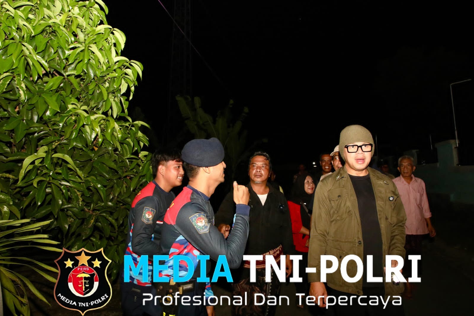 Tinjau Siskamling di Lombok Tengah, Wamendagri Gaungkan Semangat Gerakan Warga Jaga Warga