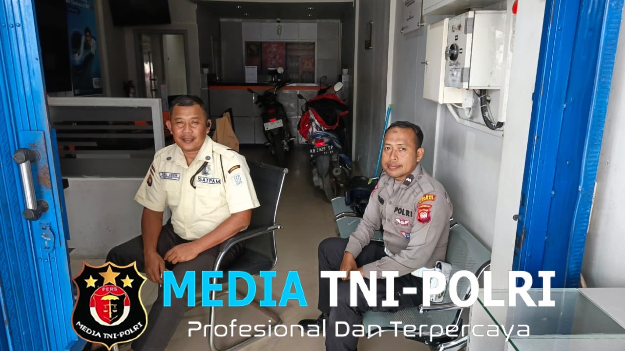 Dialogis dan Humanis, Polisi Mandor Duduk Bersama Warga Saat Patroli