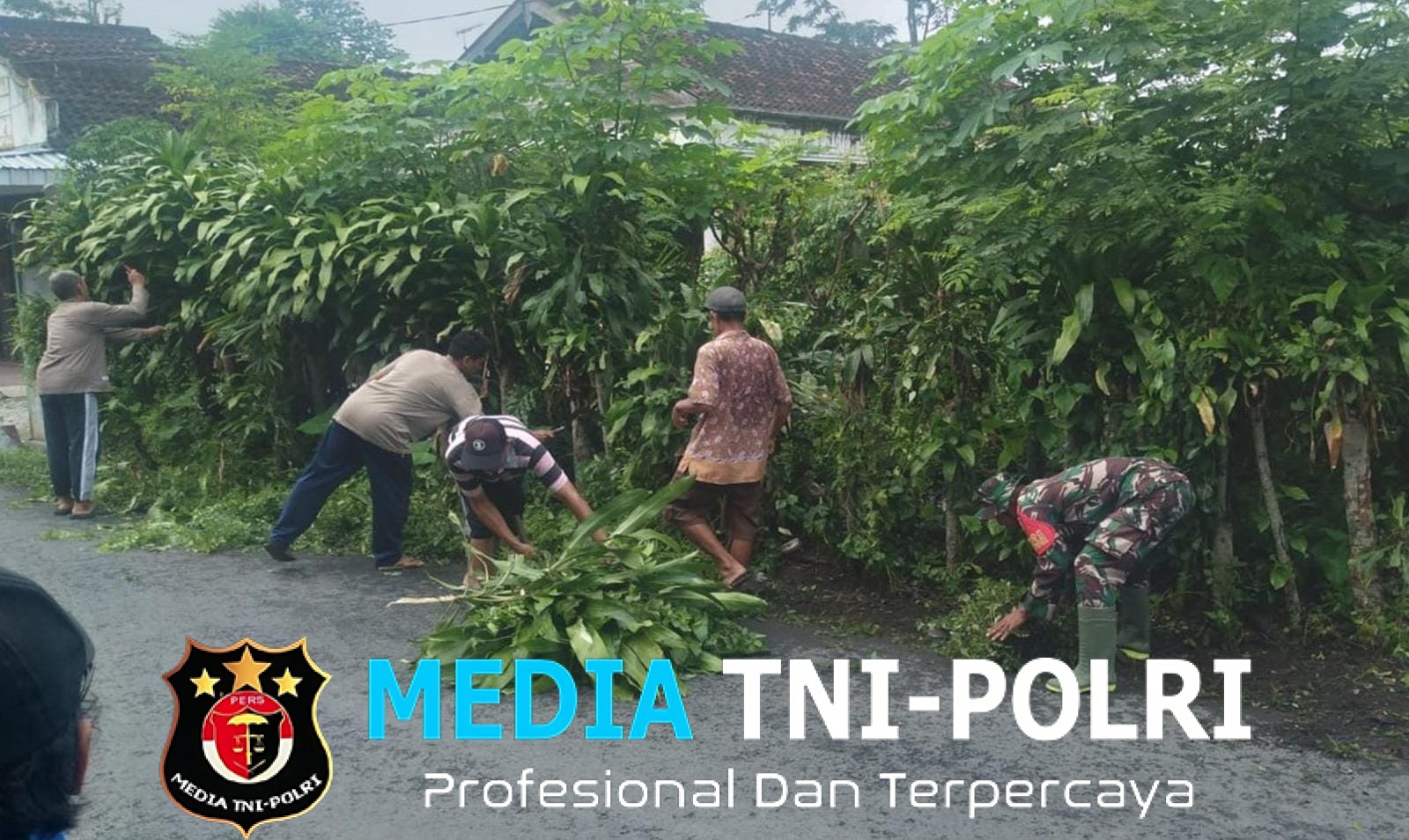 Wujudkan Lingkungan Sehat, Babinsa Bersama Warga Karangtengah Gotong Royong Bersihkan Jalan