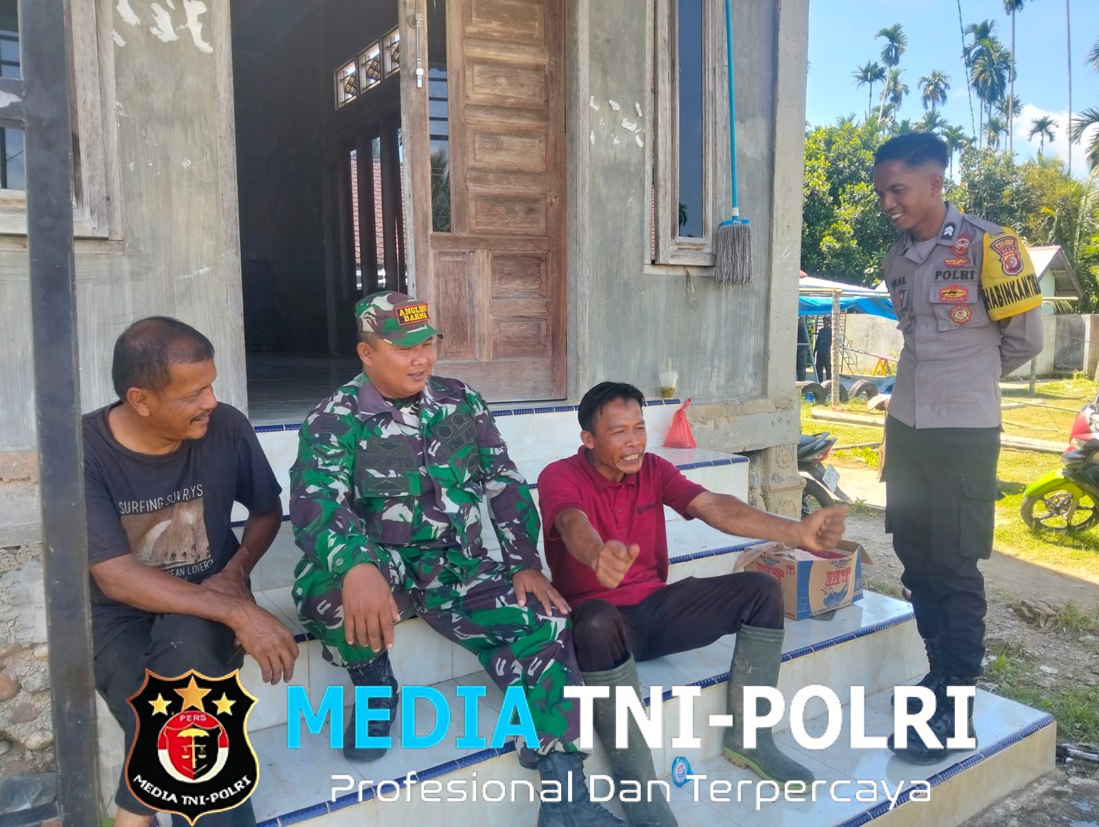 Kebersamaan Babinsa, Polri dan Warga, Wujud Sinergi Jaga Keamanan Desa