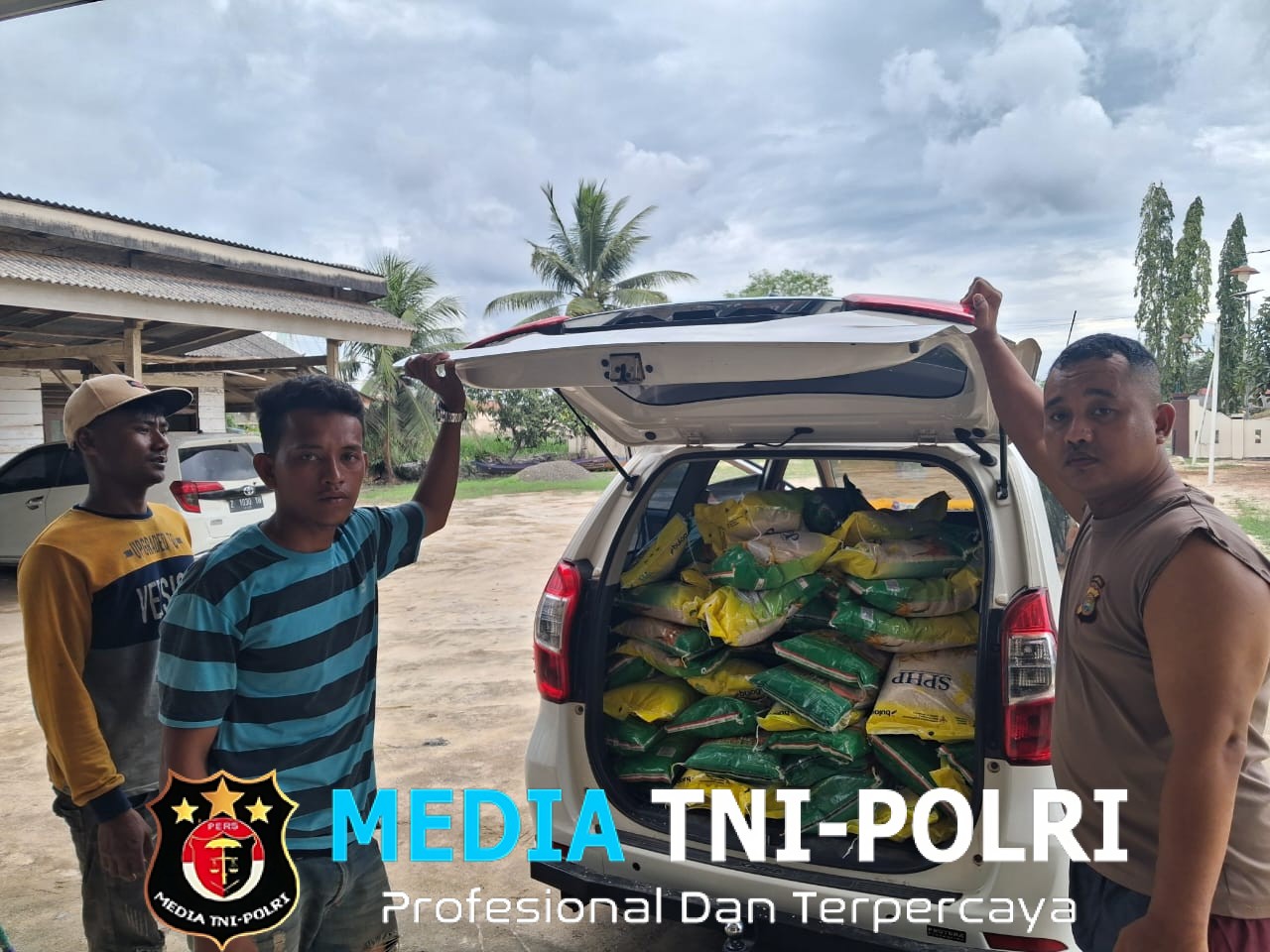 Dukung Program Pemerintah, Sat Reskrim Polres Mesuji Bersama Polsek Mesuji Timur Menjual Beras SPHP Kepada Masyarakat