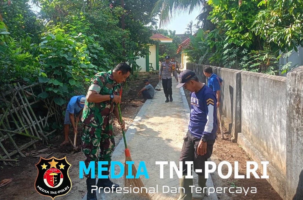 Sinergi TNI-Polri dan Warga Adipuro Gelar Gotong Royong untuk Kebersihan Lingkungan