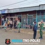 Babinsa Moanemani Gelar Kegiatan Pemantauan Hari Pasar Sekaligus Komsos Bersama Warga Binaan di Pasar Lama Desa Ikebo