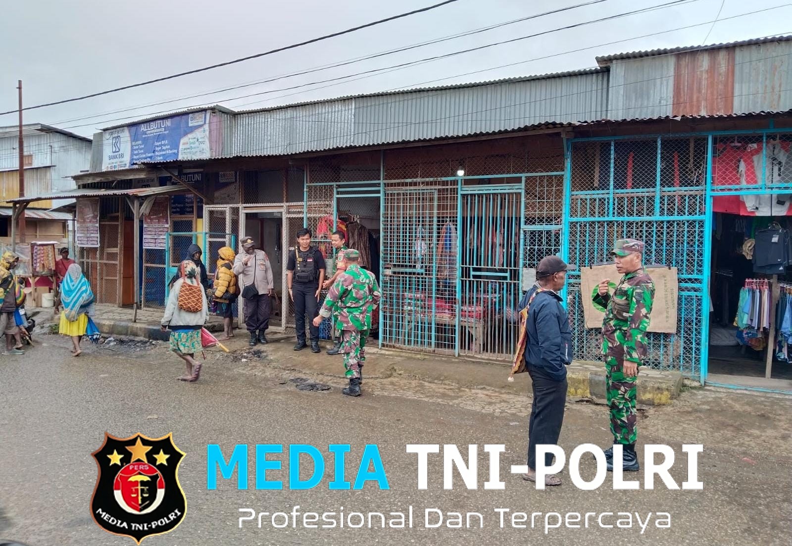 Babinsa Moanemani Gelar Kegiatan Pemantauan Hari Pasar Sekaligus Komsos Bersama Warga Binaan di Pasar Lama Desa Ikebo