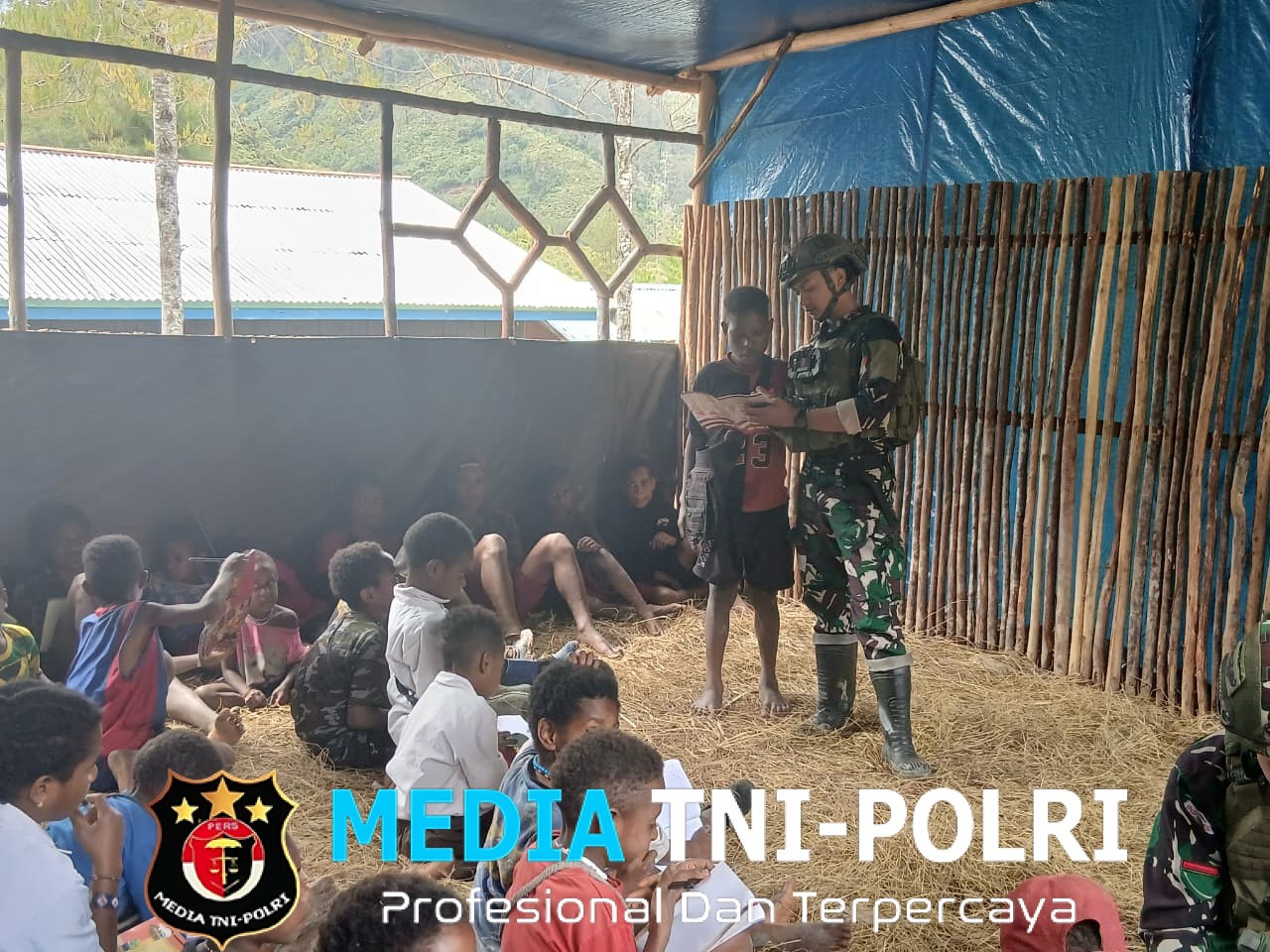 Prajurit Satgas Yonif 700/WYC Jadi Guru di Mayuberi, Cahaya Ilmu Menyapa Anak Papua