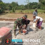 Babinsa Nogosari Turun Tangan Angkat Pasir, Warga Semangat Cor Jalan Desa Glonggong