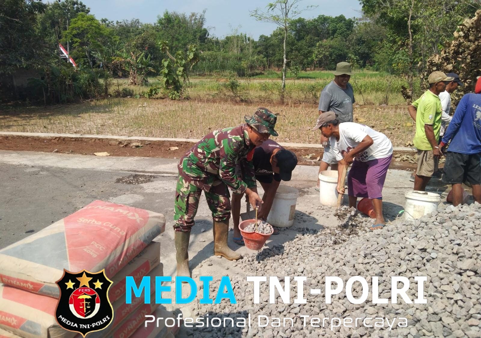 Babinsa Nogosari Turun Tangan Angkat Pasir, Warga Semangat Cor Jalan Desa Glonggong
