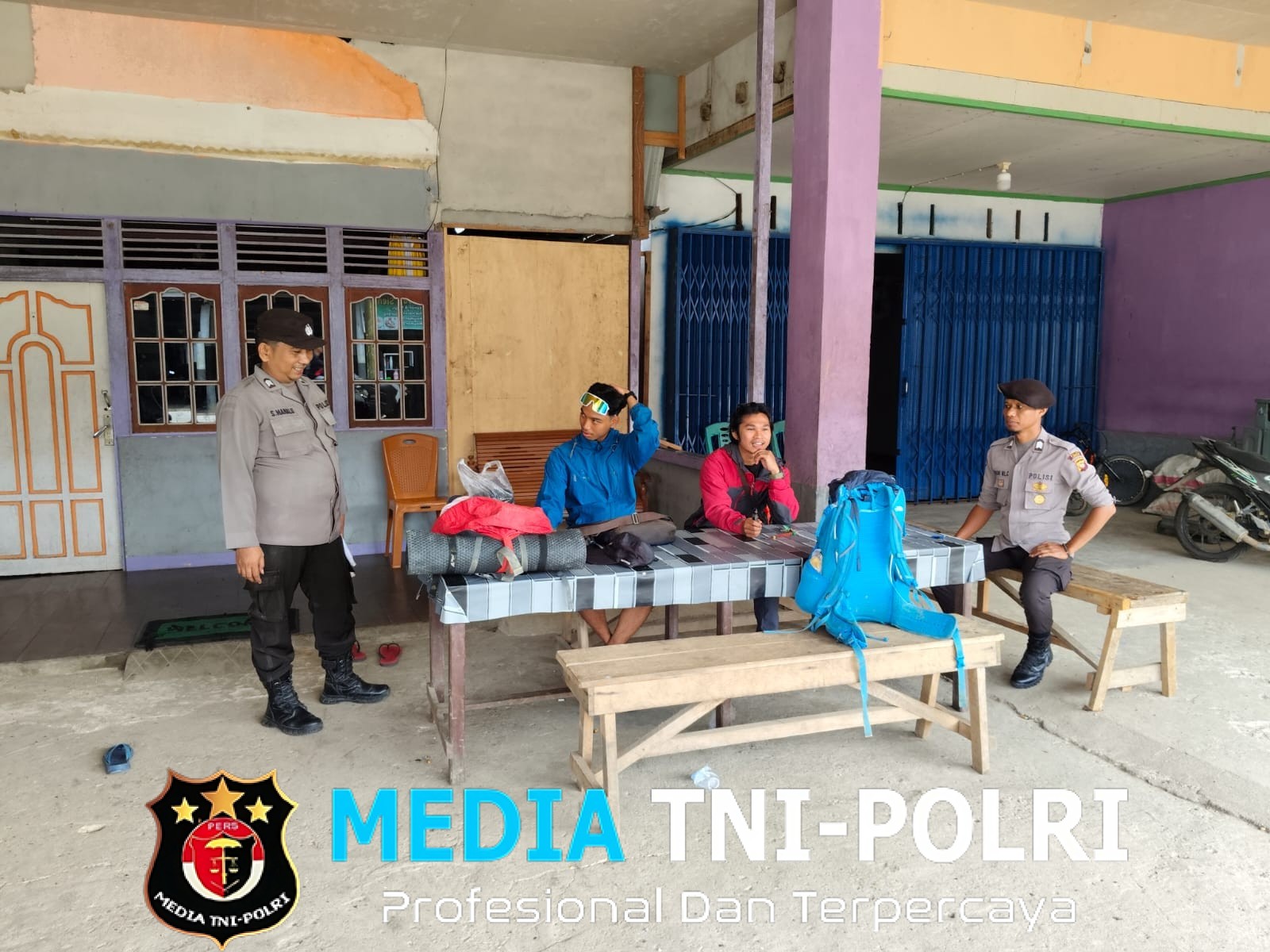 Patroli Siang, Polsek Air Besar Sambangi Warga dan Berikan Pesan Kamtibmas