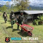 Karya Bhakti Satgas Yonif 521/DY Bersama Warga Timbun Lintasan Pesawat dengan Batu di Distrik Apalapsili