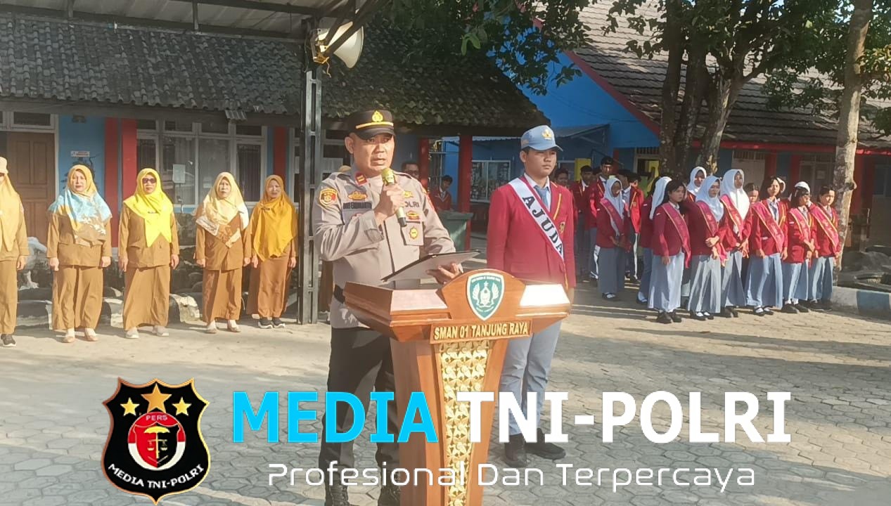 Police Goes To School, Kapolsek Tanjung Raya Jadi Pembina Upacara Di SMAN 01 Tanjung Raya