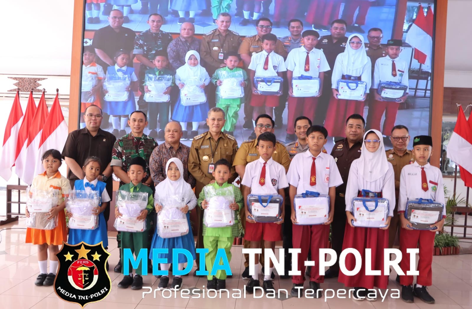 Bersinergi, Kapolres Wonogiri Hadiri Penyerahan Seragam Gratis