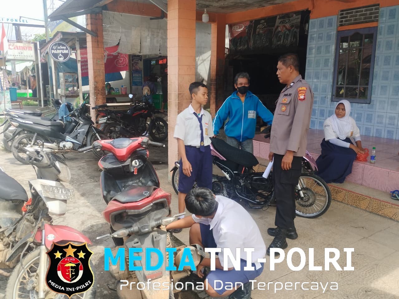 Polsek Mandor Gelar Patroli Siang, Ingatkan Warga dan Pelajar Taat Aturan Lalu Lintas