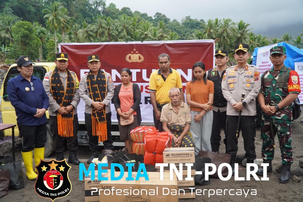 Bantuan Kemanusiaan Polri Tiba di Mauponggo, Disambut Antusias Warga dan Bupati